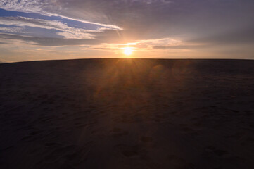 砂漠に沈む夕日