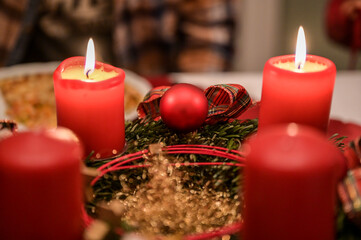 Rote Kerzen brennen auf einem Adventskranz zur Weihnachtszeit