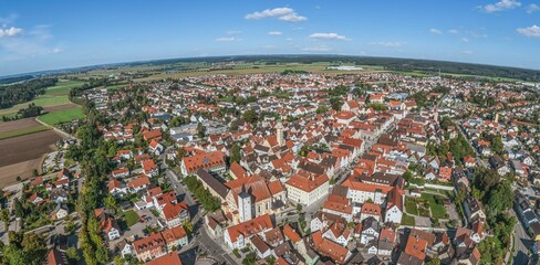 Die Altstadt von Mindelheim im Unterallgäu aus der Luft
