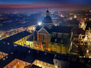 Widok na centrum Krakowa z drona o poranku