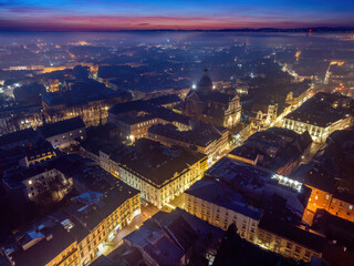 Widok na centrum Krakowa z drona o poranku