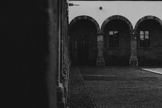 Construccion con arcos, foto en blanco y negro