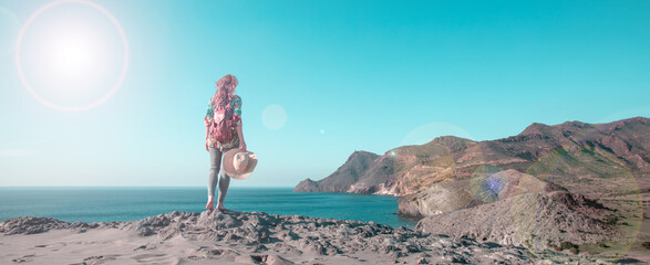 Touriste regardant le paysage panoramique de Cabo de Gata près d& 39 Almeria, Andalousie en Espagne - mer méditerranée