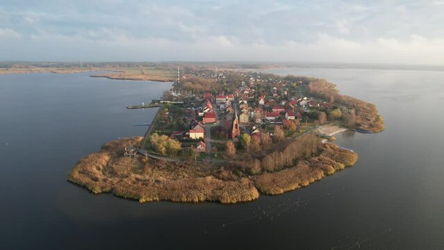 Nowe Warpno, Polska - widok z lotu ptaka na miasto na polwyspie