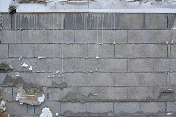 Mur en parpaings et coulures de ciment