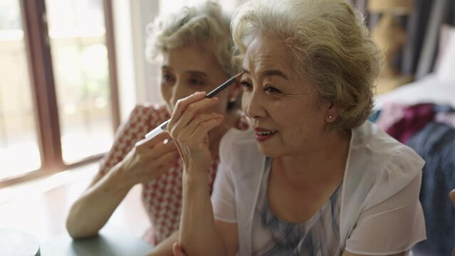 Senior Chinese friends applying makeup at home,4K