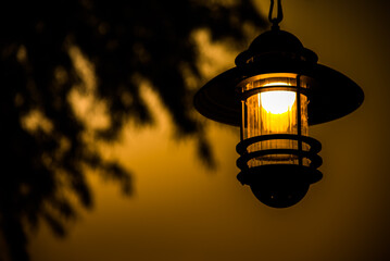 Fototapeta na wymiar Lamps shine brightly at night.