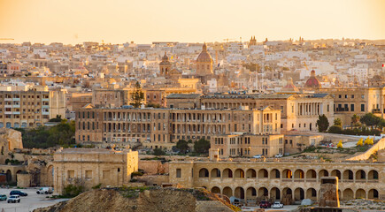 Fototapeta na wymiar Blick auf die Dächer und die Kirche Unserer Lieben Frau vom Berg Karmel und St. Paul's Anglican Pro-Cathedral, Valletta, Hauptstadt von Malta