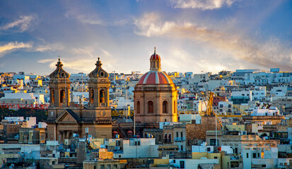 Blick auf die Dächer und die Kirche Unserer Lieben Frau vom Berg Karmel und St. Paul's Anglican Pro-Cathedral, Valletta, Hauptstadt von Malta