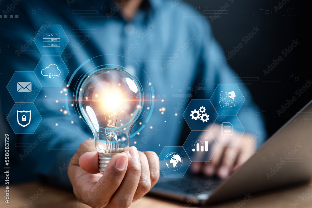 Aufkleber hand holding light bulb planning development leadership and customer target group with business glob