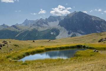 Lac de Gignoux. Lac de montagne. La vallée des fonts de Cervières en été. Une vallée sauvage préservée.