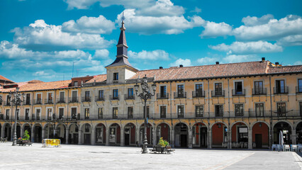 Vista de la hermosa plaza mayor de la ciudad de León, España