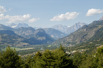 Fototapeta na wymiar La vallée des fonts de Cervières en été. Une vallée sauvage préservée.