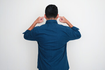 Back view of Adult man closing his ears with fingers - obrazy, fototapety, plakaty