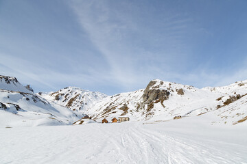 Obraz premium Refuge de Laval dans la vallée de la Clarée dans les Hautes-Alpes en hiver