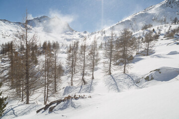Sommets de montagnes couvertes de neige soufflée par le vent. Vallée da la Clarée dans les Hautes-Alpes en France en hiver.