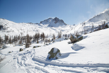 Fototapeta na wymiar Sommets de montagnes couvertes de neige soufflée par le vent. Vallée da la Clarée dans les Hautes-Alpes en France en hiver.