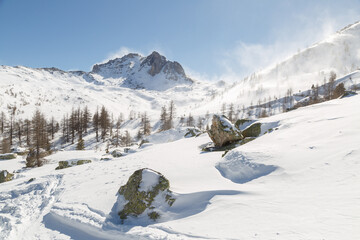Sommets de montagnes couvertes de neige soufflée par le vent. Vallée da la Clarée dans les...