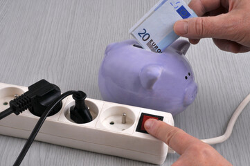 Concept d'économies d'énergie électrique avec quelqu'un éteignant une rallonge électrique et...
