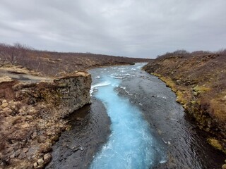 Midfoss Fluss mit blauem Wasser in Island