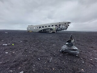 Flugzeugwrack an einem schwarzen Strand in Island