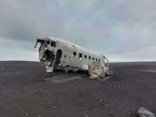 Fototapeta na wymiar Flugzeugwrack an einem schwarzen Strand in Island