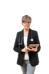 Mujer mediana edad trabajando con Tablet y cartera marrón de cuero sobre fondo blanco, doctora...