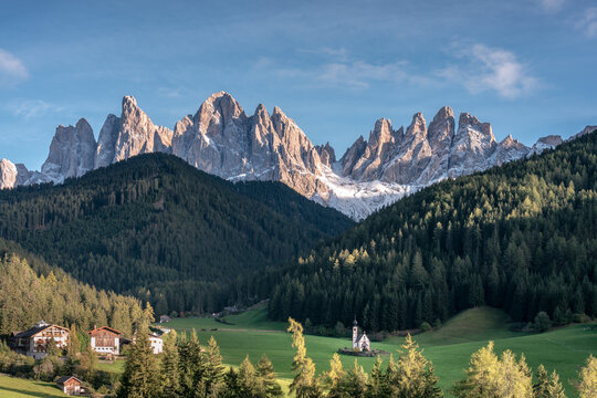 S&uuml;dtiroler Landschaftsidyll mit Almwiese, Kapelle und tollem Bergpanorama der Dolomiten bei Sonne und blauem Himmel.
