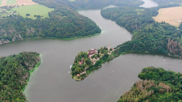 Zamek Zv&iacute;kov położony w zakolach Wełtawy.