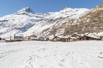 Village fran&ccedil;ais Bonneval sur Arc. Une station de ski dans le parc Vanoise. Maisons en pierre. 
