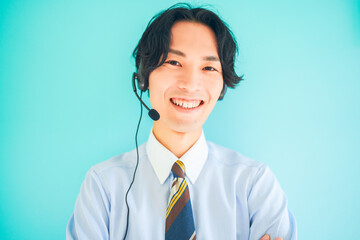 ヘッドセットをつけて営業をするインサイドセールスマン