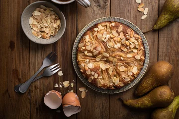 Fotobehang gâteau moelleux fait maison poire amande frangipane © Anne DEL SOCORRO