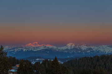 Fototapeta na wymiar Vue du Mont Blanc depuis belvédère du Revard au coucher de soleil