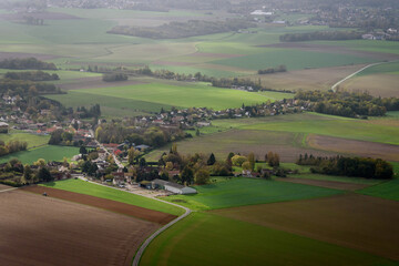 vue aérienne de champs à Hargeville dans les Yvelines en France