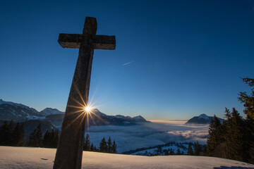 Croix au sommet d'une montagne enneigée