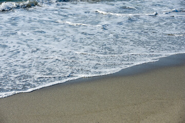 キラキラ眩しいドラマチックな冬の海