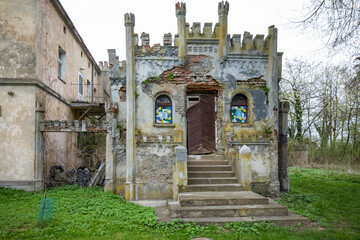 The neo-Gothic palace in the village Arcugowo, a manor house from 1815 founded by Michał Roznowski. Poland - obrazy, fototapety, plakaty