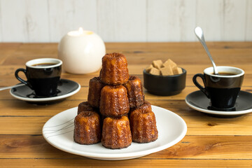 Le Cannelé, également écrit Canelé, est un petit gâteau en forme de cylindre originaire de Bordeaux, en Gironde (France)