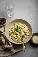 Risotto fait maison crémeux aux poireaux et sauge