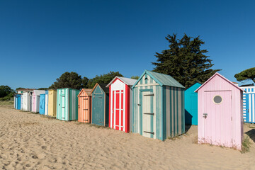 Fototapeta na wymiar Ile d’Oléron (Charente-Maritime, France), les cabines de plage colorées de la Boirie