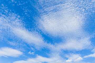 雲が広がる青空