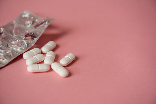 Tablette de m&eacute;dicaments sur fond rose