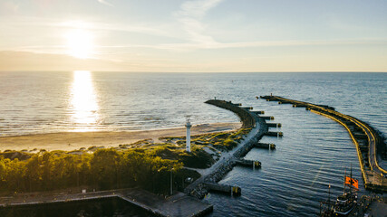 Wejście do portu, marina i latarnia morska w Kołobrzegu.  - obrazy, fototapety, plakaty