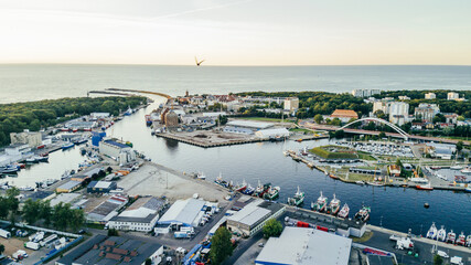 Wejście do portu, marina i latarnia morska w Kołobrzegu. 