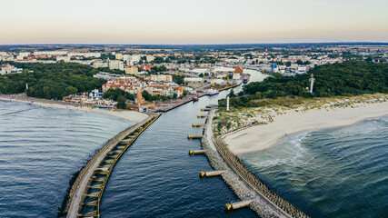 Wejście do portu, marina i latarnia morska w Kołobrzegu.  - obrazy, fototapety, plakaty