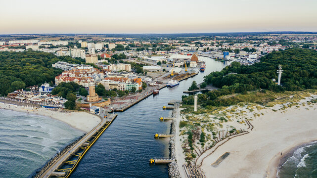 Wejście do portu, marina i latarnia morska w Kołobrzegu. 