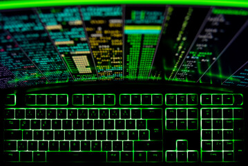 Tastatur und Bildschirm mit Code von Hacker 
