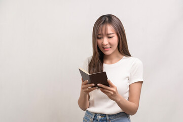 Fototapeta premium Young happy asian tourist woman over white background studio, travel and holidays concept..