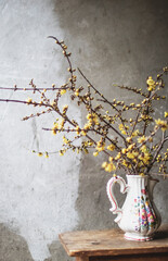 Chimonanthus praecox particolare con vaso 
