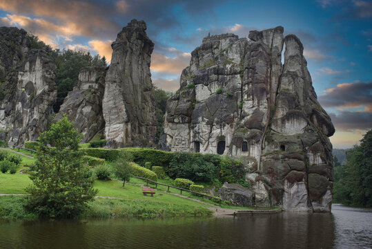 Die Externsteine Teuteburger Wald Deutschland im Abendrot
